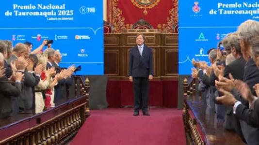 CURRO VAZQUEZ RECIBE EL PREMIO NACIONAL DE TAUROMAQUIA EN EL SENADO