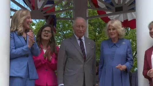 GRAN RECIBIMIENTO EN VIRGINIA A CARLOS III Y CAMILLA